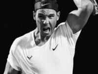 Couverture du magnifique magazine "Légende" (grande photographie noir et blanc & lettrage doré) dédié à Rafael Nadal (dans l'effort, tout en muscles et en sueur, la victoire au poing)